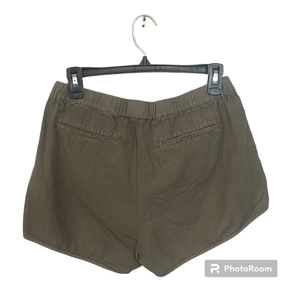 Madewell olive green cotton shorts with pockets. Preppy beachy casual minimalist - Picture 3 of 6